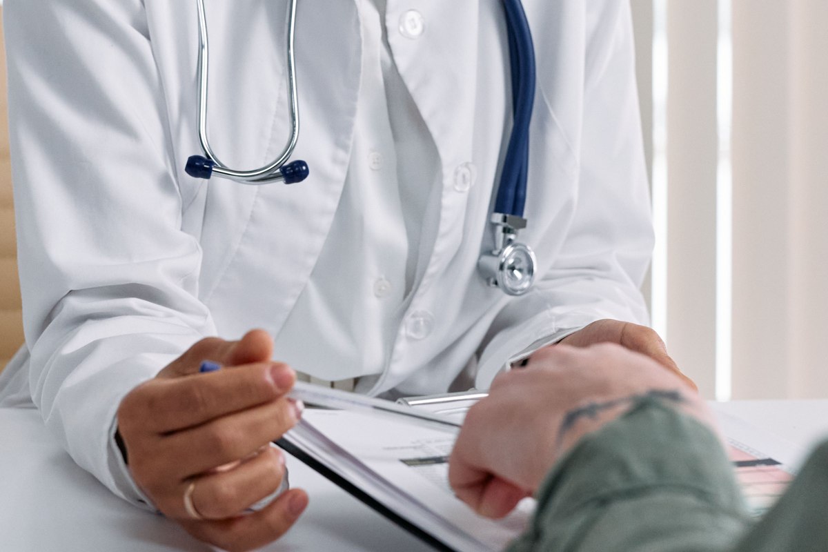 Échange entre médecin et patient autour d’un document.