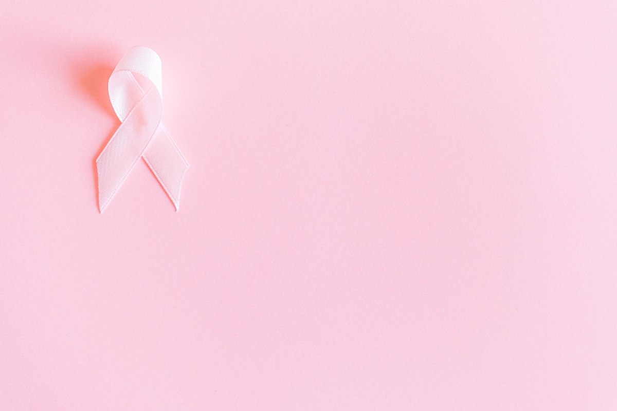 Ruban rose sur fond rose, symbole de sensibilisation au cancer du sein.