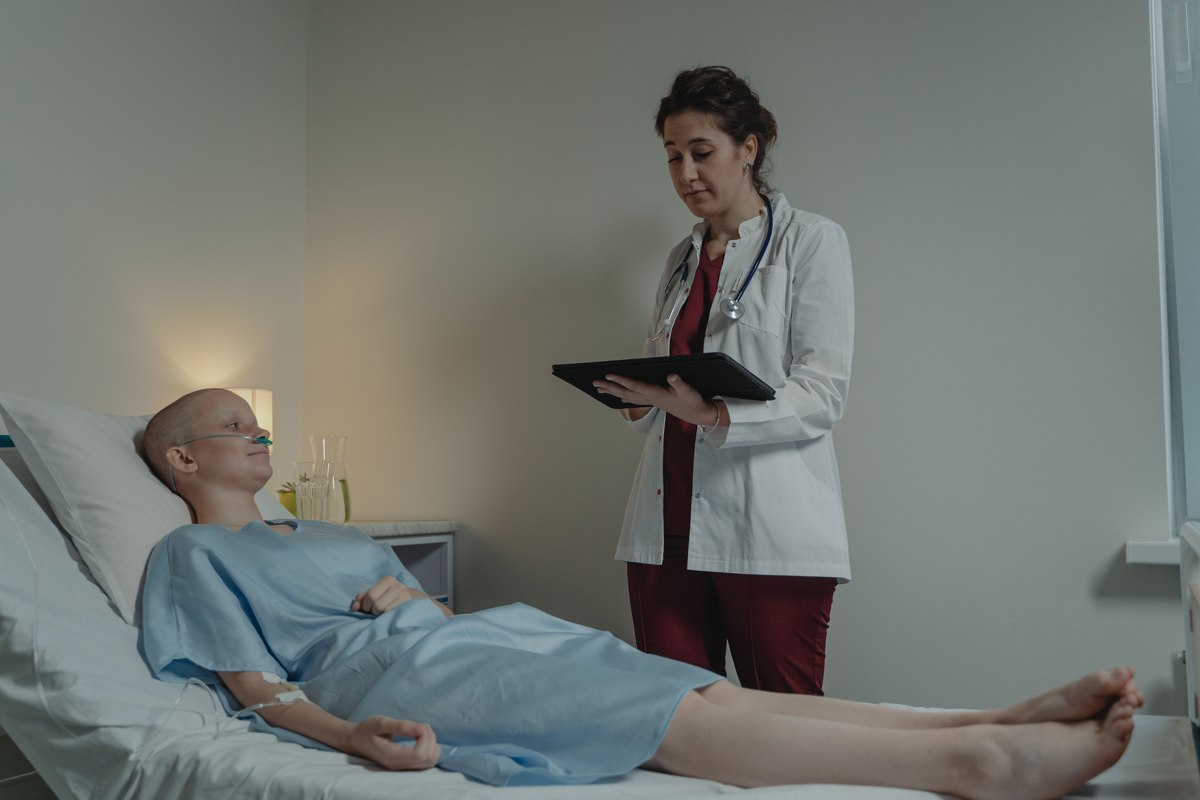 Professionnelle de santé échangeant avec une patiente.