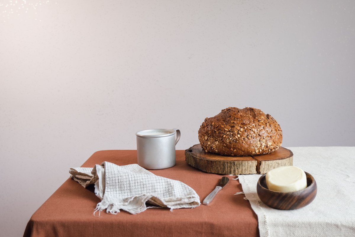 Pain présenté sur une table.