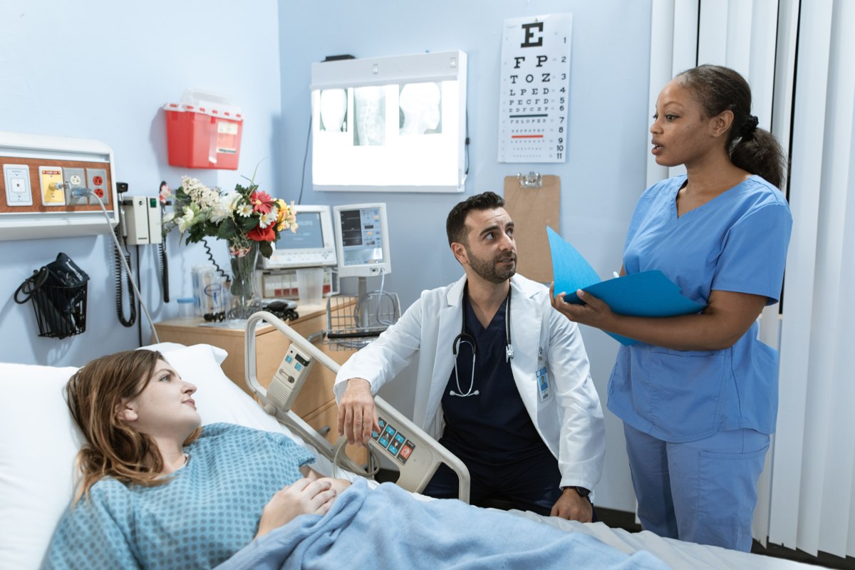 Échange entre professionnels et patiente dans une scène de consultation.
