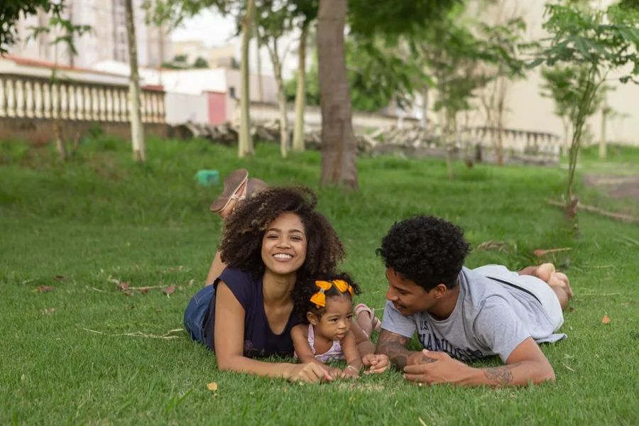 Des parents et leur enfant réunis dans un parc