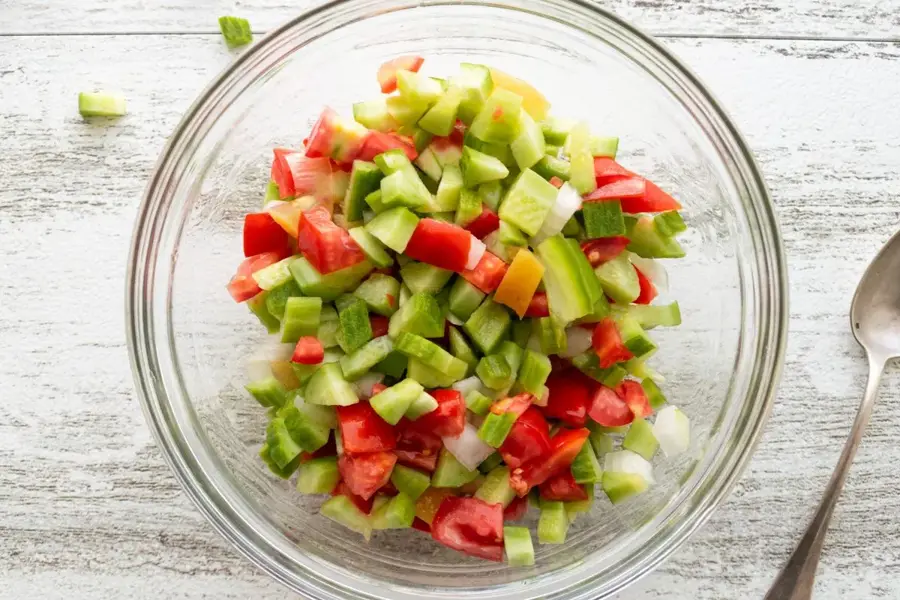 Une salade de légumes frais