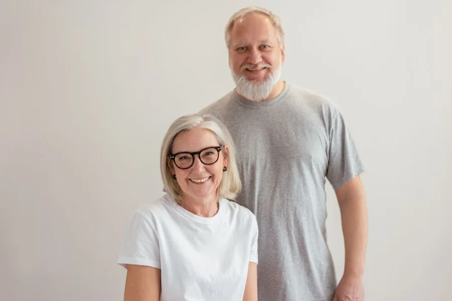 Un couple de seniors souriants