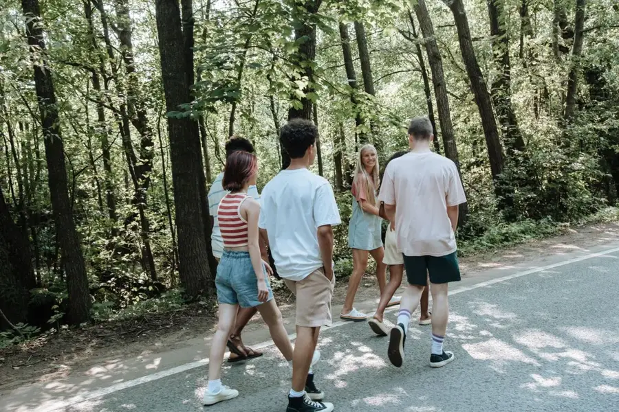 Des jeunes en promenade dans la nature